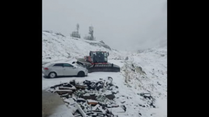 Zona din România unde stratul de zăpadă a ajuns la 16 cm, iar temperatura este de minus 3,3 grade. Drumarii au întrerupt deszăpezirea VIDEO