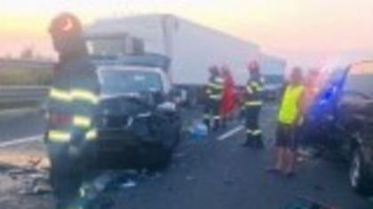 Accident cu 6 victime pe A1, printre care doi copii de 8 și 14 ani. Trei autoturisme şi un TIR s-au ciocnit | FOTO