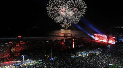 Lady Gaga a făcut spectacol la concertul gratuit din Rio de Janeiro. 2,1 milioane de fani s-au înghesuit să o audă cântând live