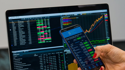 Bursă. Unde ar fi de investit acum 10.000 de lei pentru 2 ani fără prea mari bătăi de cap? Titlurile de stat Fidelis aduc 1.450 lei, depozitele bancare 1.125 de lei. La euro, statul este de două ori mai darnic. Avantajele Fidelis în faţa depozitelor bancare: dobânzi mai mari, venituri neimpozabile, dobânda acumulată dacă ieşirea se face anticipat şi deci înainte de scadenţă