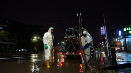 O cantitate enormă de apă, cât debitul Prutului, a trecut prin canalizarea Capitalei. La metrou a plouat ca afară VIDEO