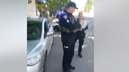 Poliția acuzată că amendează șoferii care se ascund de drone, în Ucraina: „Ai parcat ilegal!” | VIDEO
