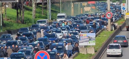 Paris: Grevă a taximetriștilor, cu sute de mașini. Bulevardul Raspail este blocat