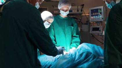 Trei bebeluși cu malformații grave, operați la Timișoara într-o singură zi. Medic: „Unul dintre copii avea măduva expusă”
