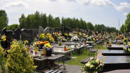 Orașul din România care interzice complet coroanele de flori în cimitire. Ce amenzi riscă cei care vor încălca noua regulă