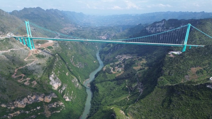 Mărturiile celor care au traversat cel mai înalt pod din lume: „Aveam impresia că pot întinde mâna și atinge norii”