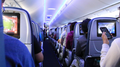 Scandal într-un avion ce urma să aterizeze pe Aeroportul Otopeni. 30 de pasageri s-au luat la bătaie
