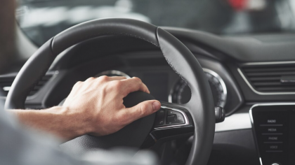 Un bărbat din Oradea, șofer de ridesharing și profesor de engleză, prins că își filma pe ascuns clientele și elevele