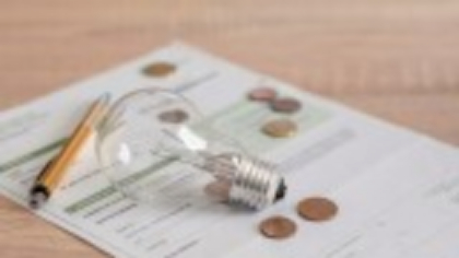 O pensionară s-a trezit cu o factură de energie electrică de peste 28.000 de euro, din cauza unui contor defect