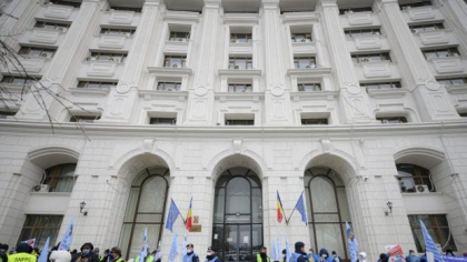 Numărul bugetarilor a scăzut doar pe hârtie. În realitate Ministerul Finanțelor a scos aproape 5.000 de posturi dintr-un fișier și le-a introdus în altul