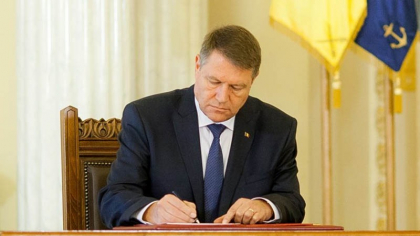 Gestul făcut de Klaus Iohannis când a văzut un cerșetor i-a lăsat pe toți fără cuvinte. S-a întâmplat pe străzile din Sibiu