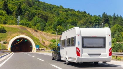 Un șofer de camper și-a uitat soția, în halat și papuci, pe marginea drumului și nu și-a dat seama decât după două ore