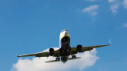 Un Boeing 737 a aterizat de urgență, în urma unei explozii. Resturi au fost recuperate de pe pistă