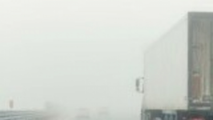 Ceața afectează traficul rutier în mai multe județe din țară. Pe Transalpina, circulația este oprită temporar