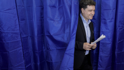 ALEGERI PREZIDENȚIALE 2025. Nicușor Dan, cu soția de mână la vot: Votez pentru un viitor european, curat și demn. Avem șansa unei schimbări reale în clasa politică