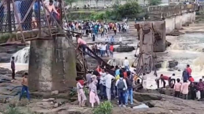 Pod prăbușit în Maharashtra, India: zeci de persoane au căzut în râu, iar două au murit I VIDEO   