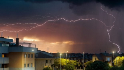 Coduri galbene de caniculă și furtuni violente.  Harta zonelor unde temperaturile trec de 37 de grade Celsius și regiunile lovite de vijelii