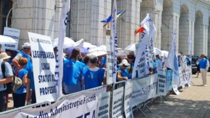 Sindicaliștii de la Apele Române protestează în fața Ministerului Mediului, nemulțumiri după tăierea sporurilor