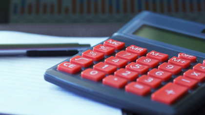 Previziunile sumbre ale unui economist: „Dacă vom continua în acest ritm, în octombrie ajungem la mâna FMI, iar de la 1 ianuarie creștem din nou TVA-ul la 24-25%”