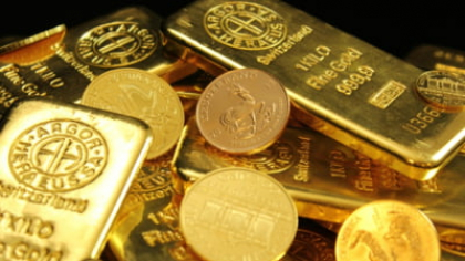 Aurul a atins pentru prima dată 4.000 de dolari pe uncie. Deprecierea dolarului este de vină