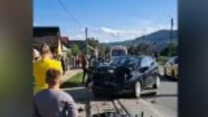 Accident cumplit în Suceava. Un motociclist se zbate între viață și moarte după ce s-a izbit de o mașină