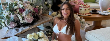 Sofía Vergara, sexy în costum de baie de ziua ei. Cine este românca alături de care a sărbătorit împlinirea vârstei de 53 de ani?
