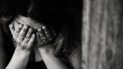 Fetiță de 11 ani, violată de tatăl unui copil la care mersese să se joace. Familia victimei a aflat, dar nu l-a reclamat „ca să nu se facă de râs”