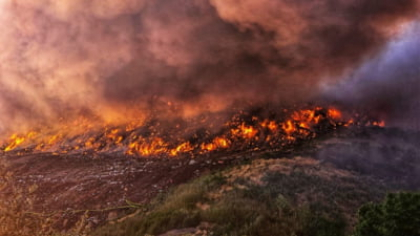 Incendiu violent la groapa de gunoi din Aninoasa, Dâmbovița. Zeci de pompieri trimiși să lupte cu flăcările. Focul s-a extins pe o suprafaţă de 10.000 de metri pătraţi VIDEO FOTO