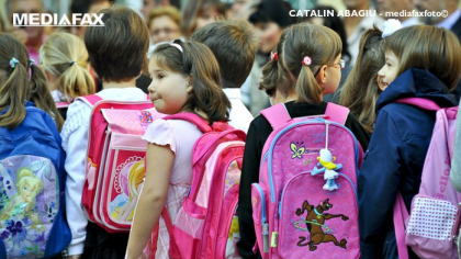 Opinie: Se uită vreun ministru, primar sau prefect, vreodată, la elevii din Căiuţi sau Răcăciuni sau Oituz? Nu îi pervertim cu bani, dar cum duci dragul de şcoală în satele din România?