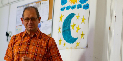 Cum reușește un profesor din Oradea, nevăzător, să facă performanță în lumea academică. A scris peste 10 cărți: „Ce nu știi nu te deranjează” 