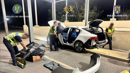 Bărbat reținut pentru trafic de droguri, la intrarea în țară. A încercat să ascundă peste un kilogram de cocaină în mașină
