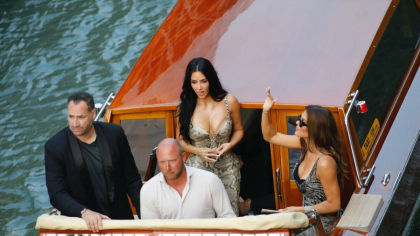 Kim Kardashian, apariție RĂVĂȘITOARE la nunta lui Jeff Bezos cu Lauren Sanchez. Rochia Versace, purtată de vedetă, i-a făcut pe toți să-și dea coate!