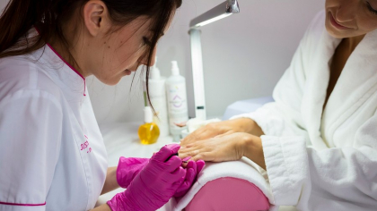 Tendințele în manichiură care vor cuceri toate doamnele și domnișoarele în vara anului 2025. Ce culori și modele se poartă sezonul acesta