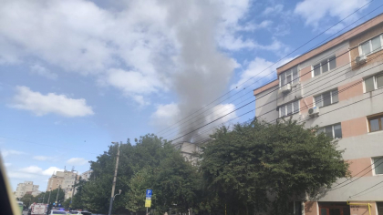Incendiu la mansarda unui bloc din Constanța. Un bărbat a fost găsit inconștient în apartament