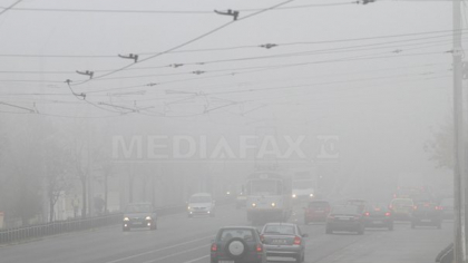Vizibilitate redusă pe șoselele din 10 județe din cauza ceții