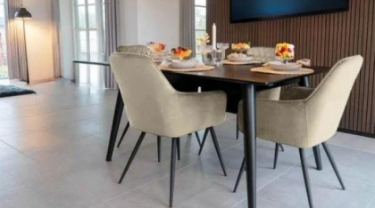 Design cu o masă din ceramică și scaune din catifea în zona de dining