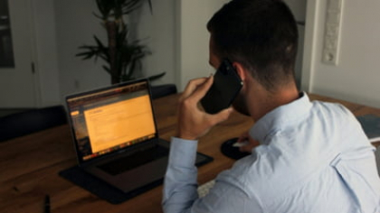 Cum au ajuns românii să urască vorbitul la telefon. "Oamenii devin anxioși la tot ce înseamnă interacțiune cu alți oameni și nu e normal"