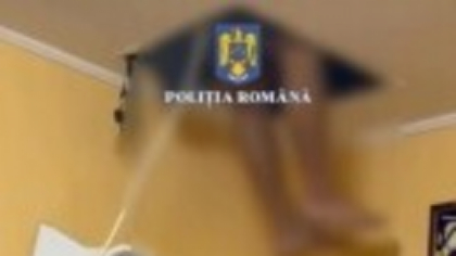 Un bărbat căutat de Poliția Capitalei s-a ascuns într-o gaură din tavan, când au venit mascații să-l ridice. VIDEO