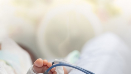 O familie din Nădlac nu poate să-și înmormânteze bebelușul, care a murit acum o lună la spital. Procurorii nu au dispus efectuarea autopsiei