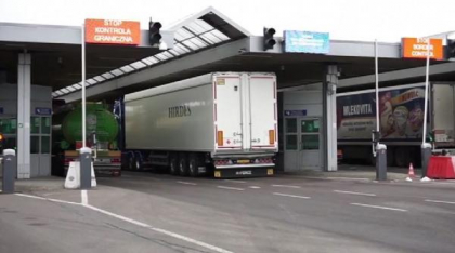 Ungaria a destructurat cea mai mare reţea de producţie ilegală de ţigări din toate timpurile. 5 români, printre cei reţinuţi