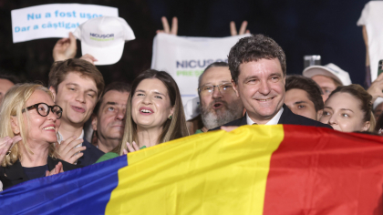 Nicușor Dan, baie de mulțime în fața Primăriei Capitalei după ce a câștigat alegerile prezidențiale: E victoria voastră
