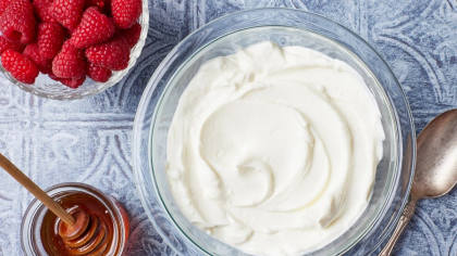Iaurtul adevărat are doar două ingrediente. Restul sunt dulciuri ultraprocesate care-ți distrug intestinul