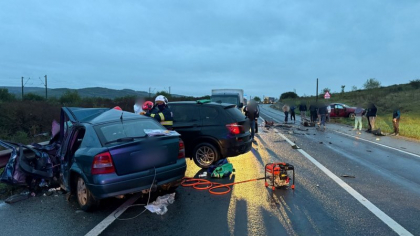 Carambol cu trei mașini în Cluj! Un bărbat a murit, iar patru femei și două copile au fost transportate la spital