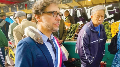 Politicianul cu şobolanul pe umăr! Imaginile care au devenit virale