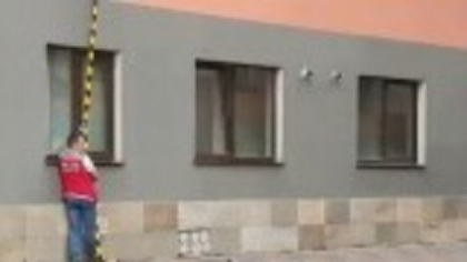 Cum ar fi căzut copilul de trei ani de la etajul al șaselea al unui bloc din Brașov. Este în stare gravă