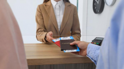 O româncă mutată de 12 ani din țară povestește cum a primit permis de conducere în 45 de minute și pașaport în 20, direct pe aeroport