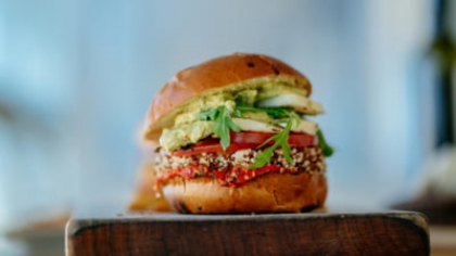 Adio ”burgeri vegetali”. Parlamentul European a adoptat restricționarea unor termeni ca friptură și cârnat strict pentru alimente din carne