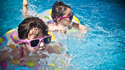 Cum să amenajezi o piscină sigură în curte pentru copiii tăi