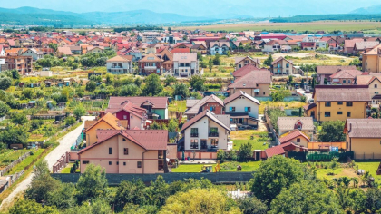 Obligatoriu pentru cei care locuiesc la curte. Proprietarii trebuie să respecte distanța impusă de lege. Se aplică amendă