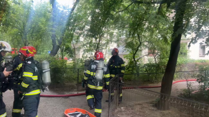 Un incendiu a izbucnit într-un bloc din Sectorul 6 al Capitalei. Trei victime, transportate la spital